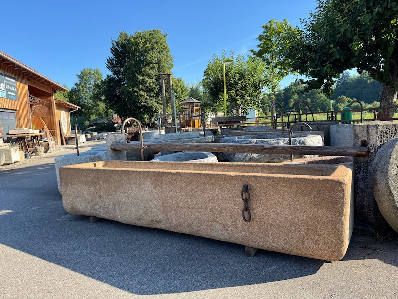 Großer Natursteinbrunnen