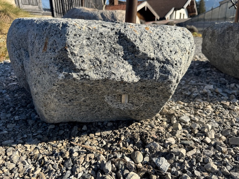 Findlingsbrunnen mit eckigem Einlauf