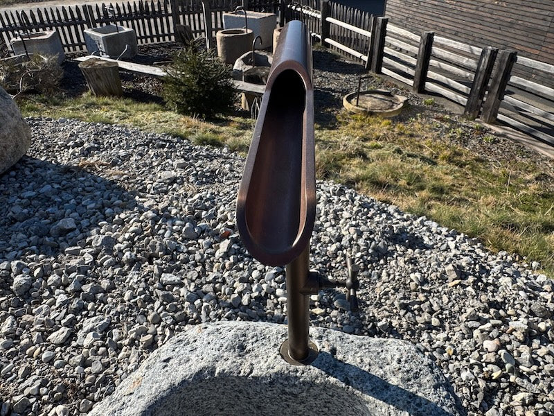 Findlingsbrunnen mit eckigem Einlauf