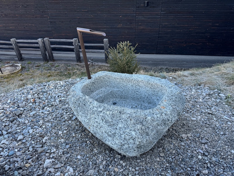 Findlingsbrunnen mit eckigem Einlauf