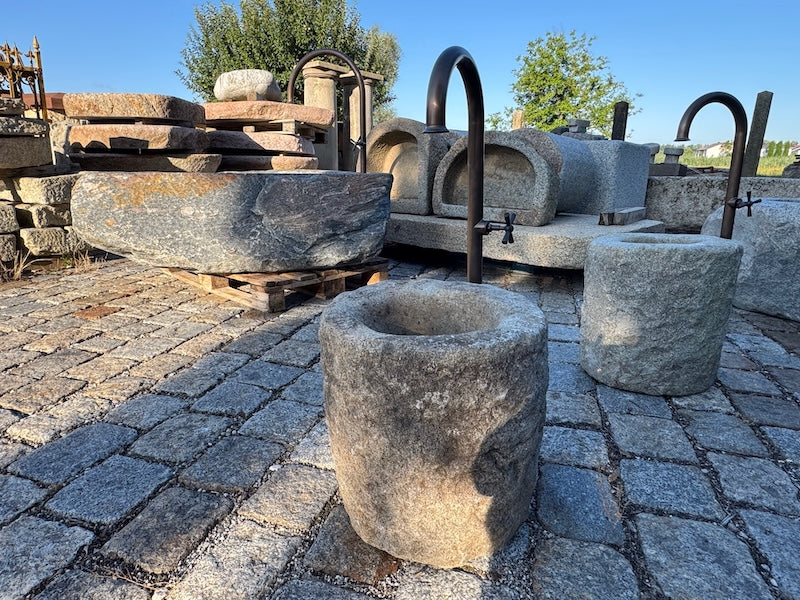 Steinbrunnen rund Garten