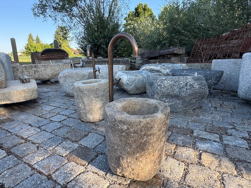Steinbrunnen rund Einlauf