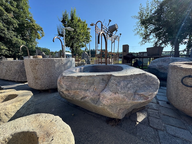 Alter Findlingsbrunnen mit schöner Ader