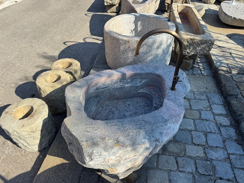 Alter Findlingsbrunnen mit schöner Ader