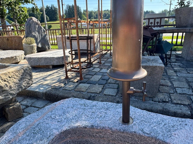Messingwassereinlauf alter Findlingsbrunnen