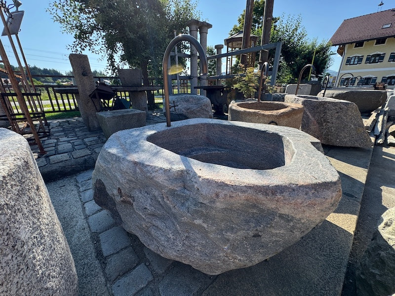 Alter Findlingsbrunnen mit schöner Ader