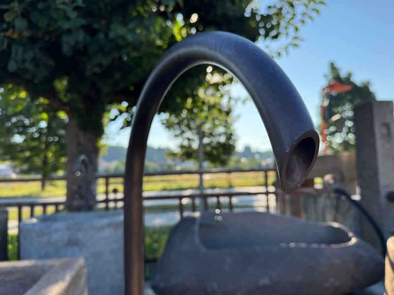 Findlingsbrunnen München Wasserauslauf