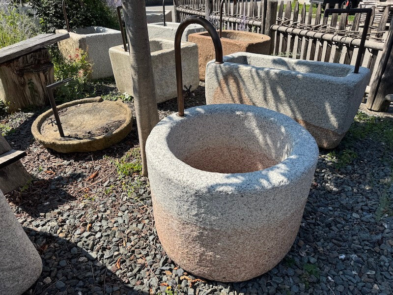 Runder Granitbrunnen mit Wassereinlauf Seitenansicht