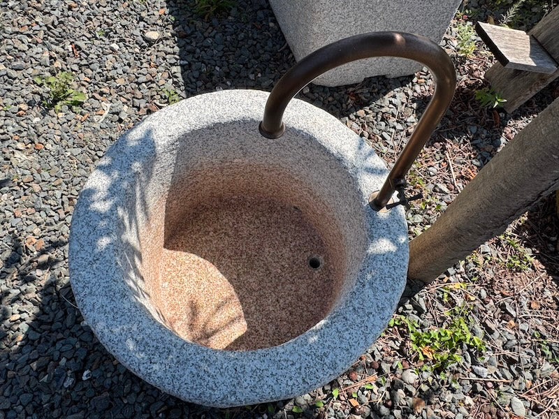 Runder Granitbrunnen mit Wassereinlauf