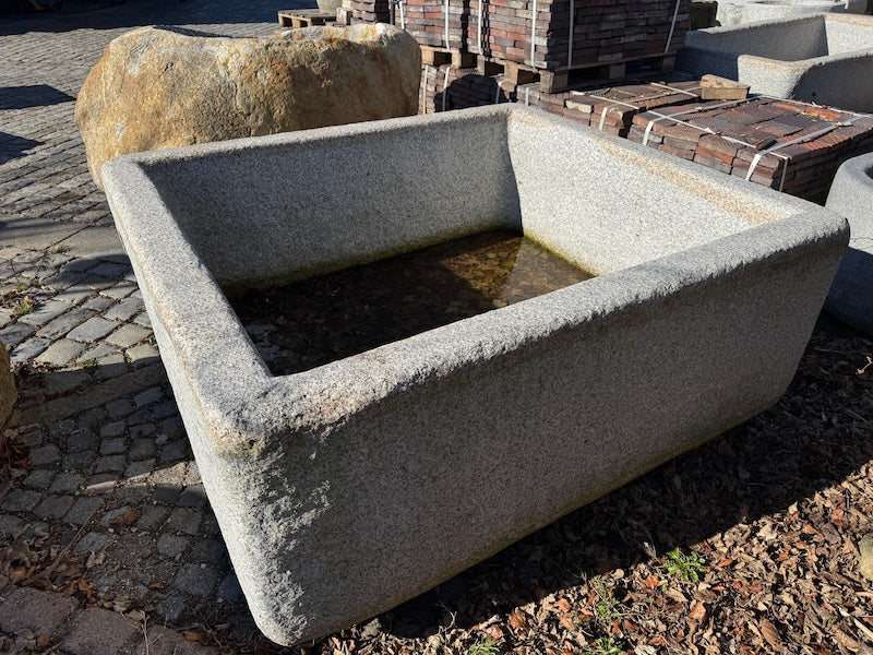 Brunnen rechteckig mit Einschlüssen