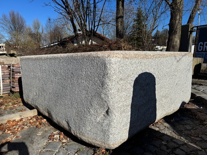 Brunnen rechteckig mit Wasserauslauf