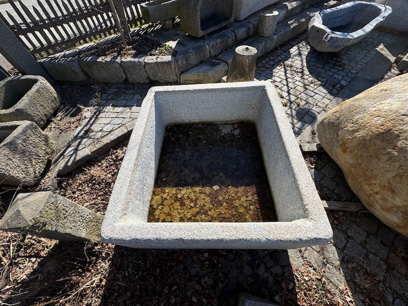 Brunnen rechteckig aus hellem Granit
