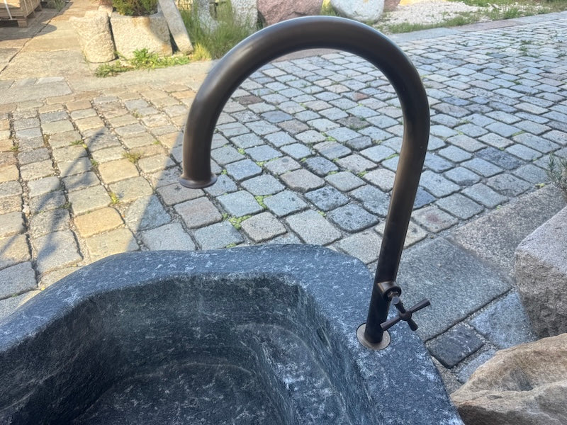 Findlingsbrunnen mit großen Quarzeinschlüssen