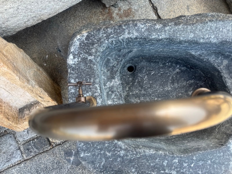 Findlingsbrunnen mit großen Quarzeinschlüssen