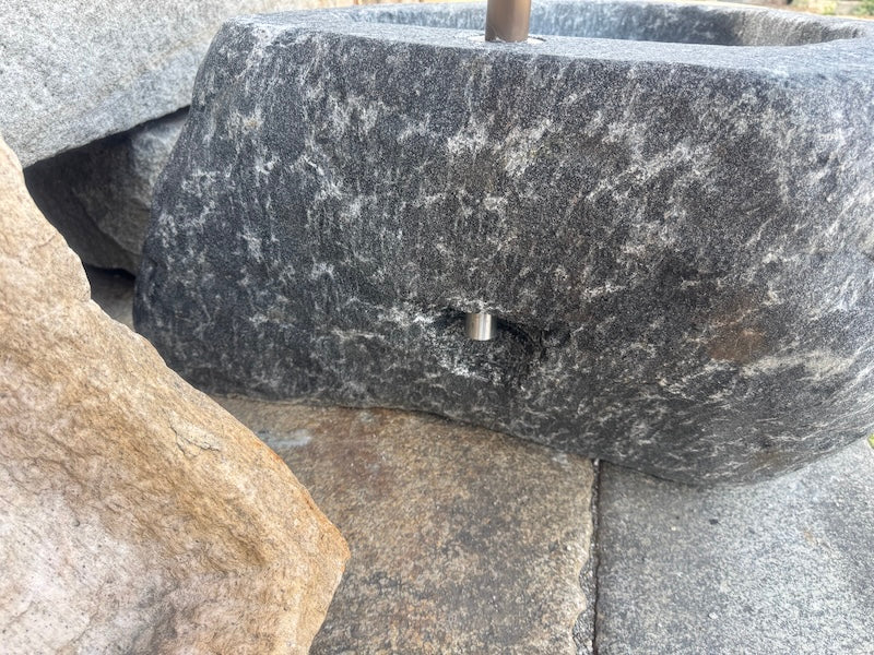 Findlingsbrunnen mit großen Quarzeinschlüssen