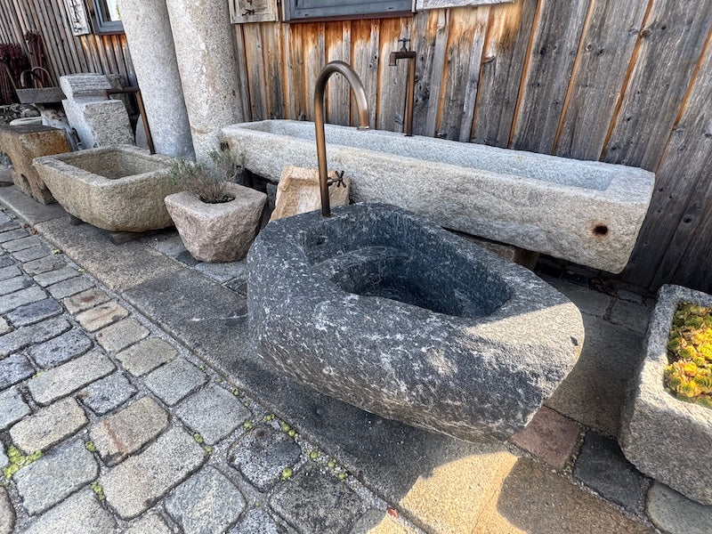 Findlingsbrunnen mit weißen Quarzeinschlüssen