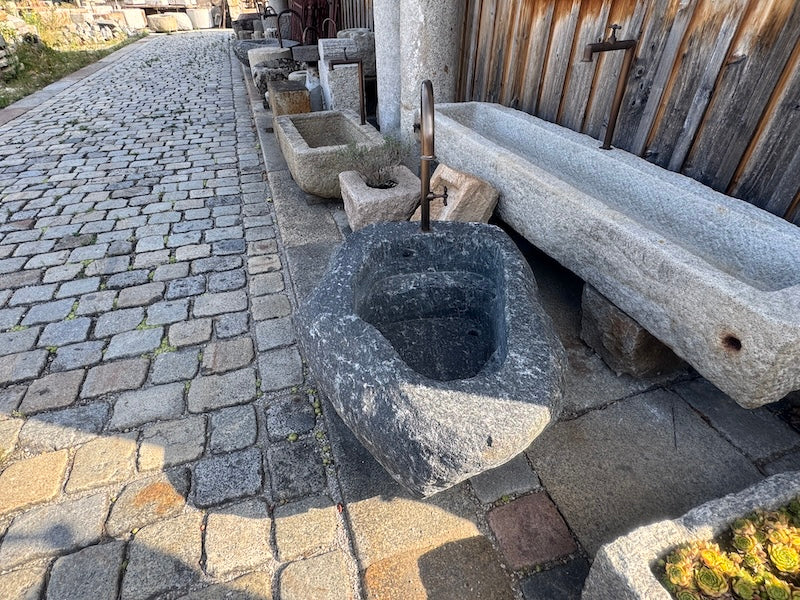 Findlingsbrunnen mit großen Quarzeinschlüssen