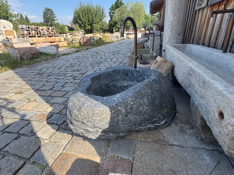Findlingsbrunnen mit schönen Quarzeinschlüssen