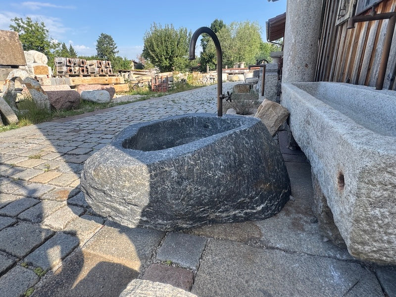 Findlingsbrunnen mit großen Quarzeinschlüssen