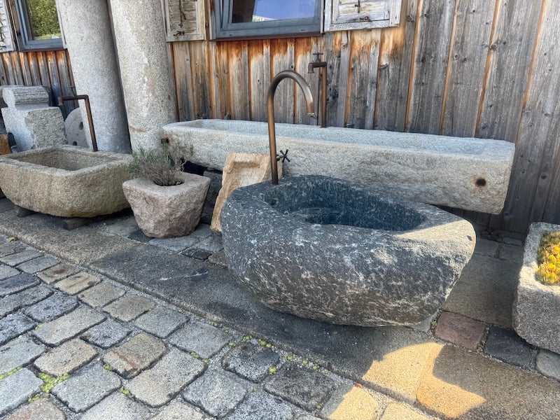 Findlingsbrunnen Oberfläche Natur grau