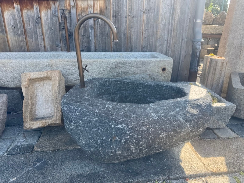 Findlingsbrunnen mit großen Quarzeinschlüssen Seitenansicht