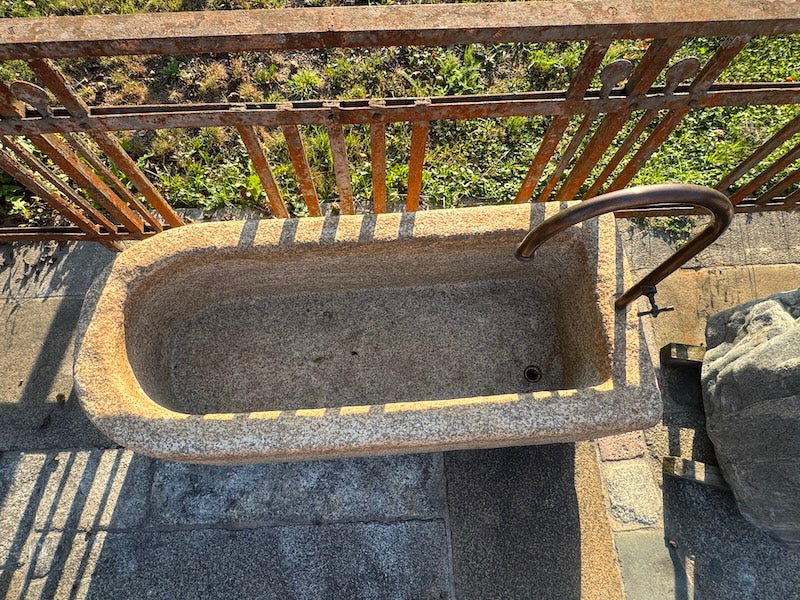 Steinbrunnen Antik Seitenansicht