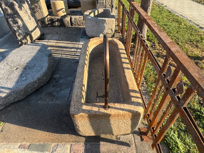 Steinbrunnen Garten mit Wassereinlauf