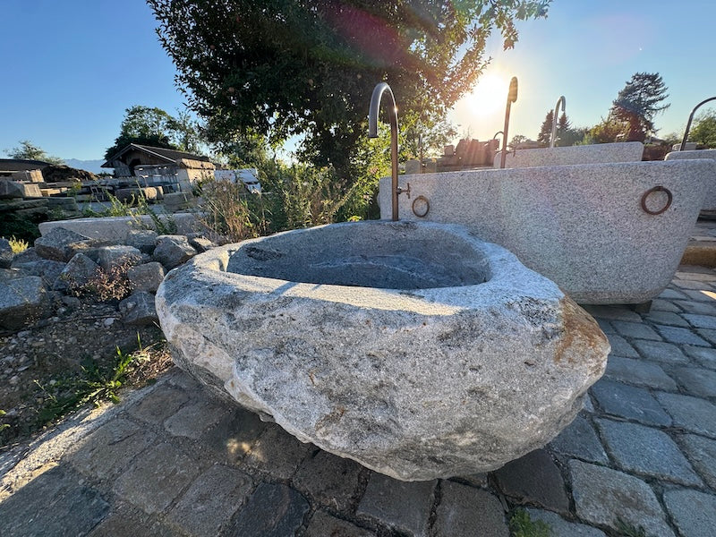große Auswahl an Findlingsbrunnen