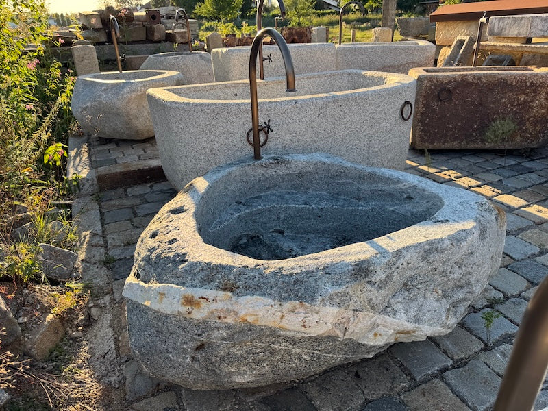 Findlingsbrunnen mit rundem Wassereinlauf