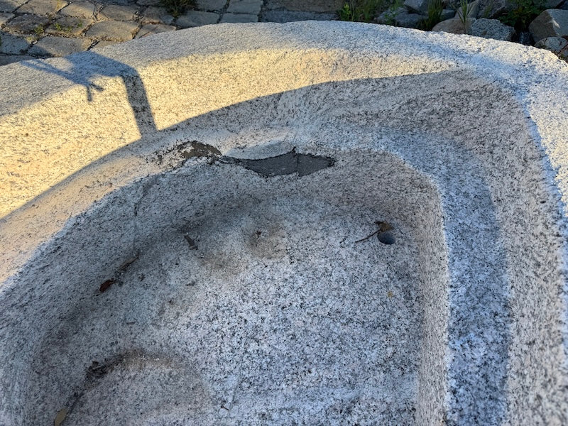 Findlingsbrunnen grau