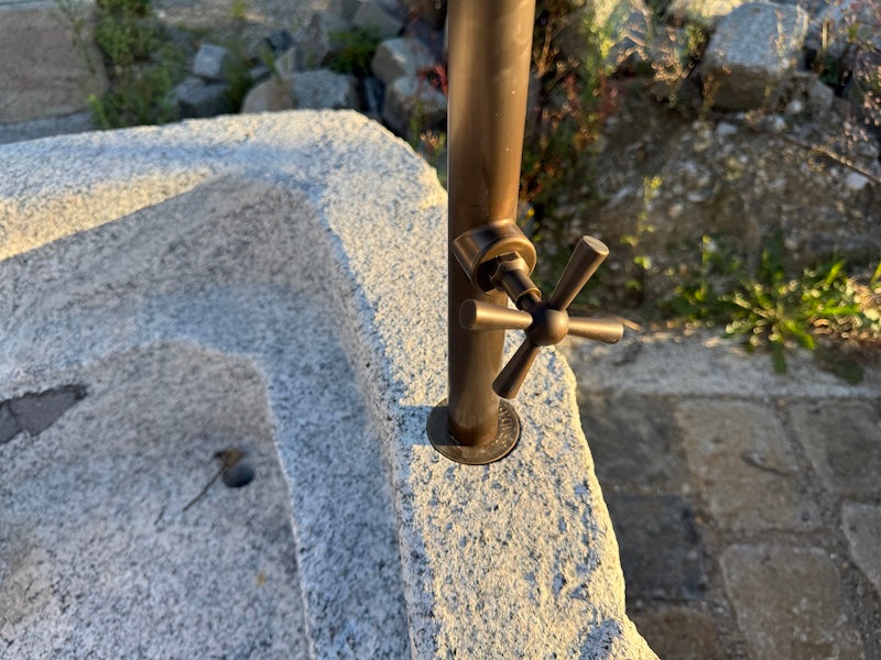 Findlingsbrunnen grau