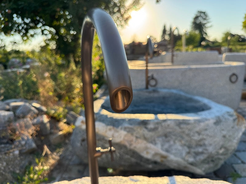 Findlingsbrunnen grau