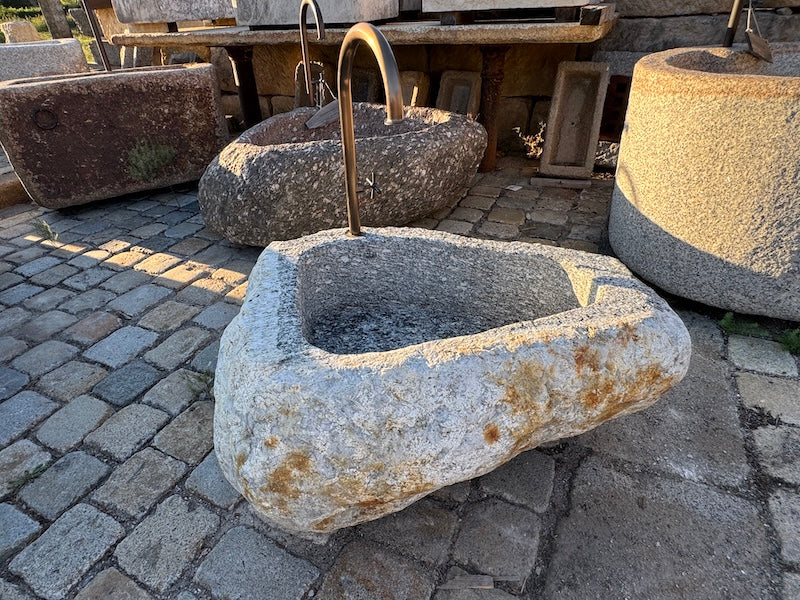 Findlingsbrunnen mit rostfarbenen Stellen