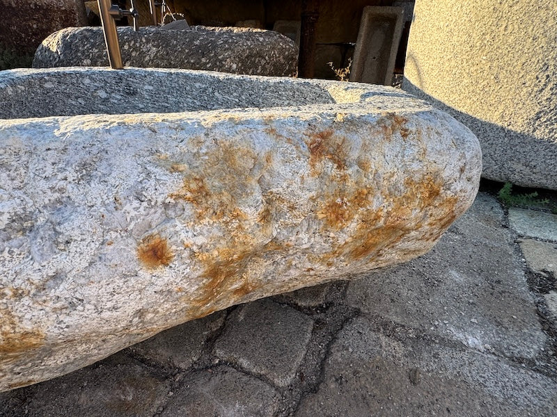 Findlingsbrunnen mit rostfarbenen Stellen
