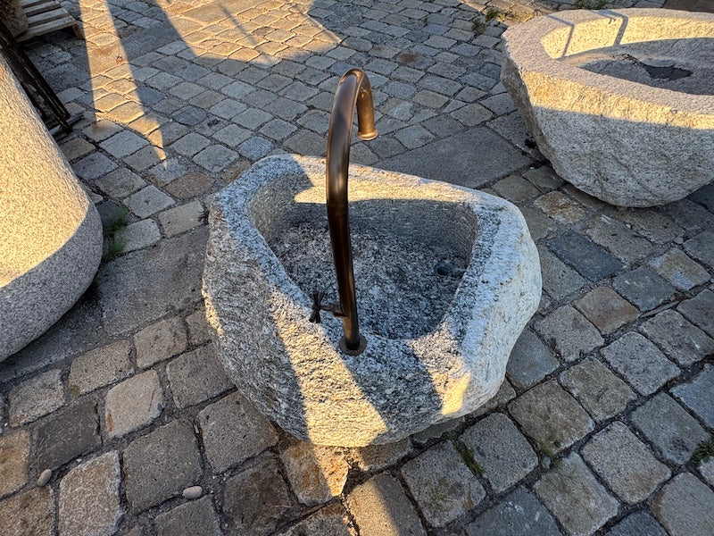Findlingsbrunnen mit rostfarbenen Stellen