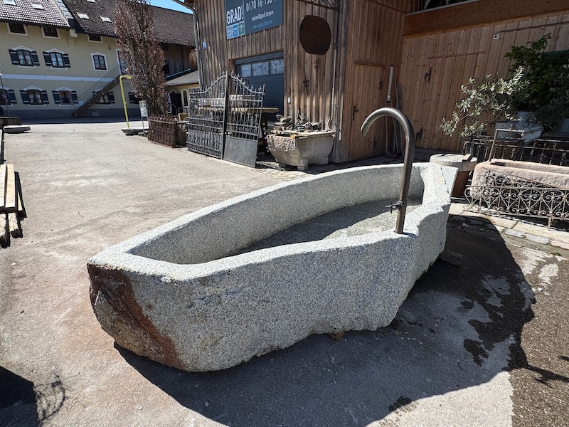 Messingwassereinlauf Steinbrunnen