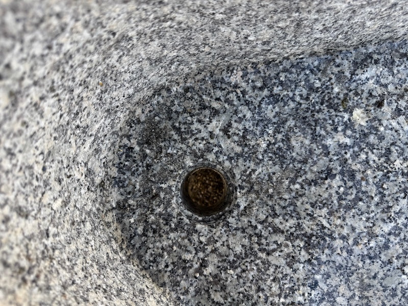 Steinbrunnen München Wasserauslauf