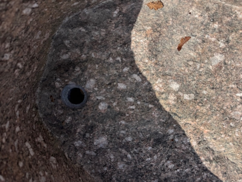 Naturstein Findling mit rundem Wassereinlauf