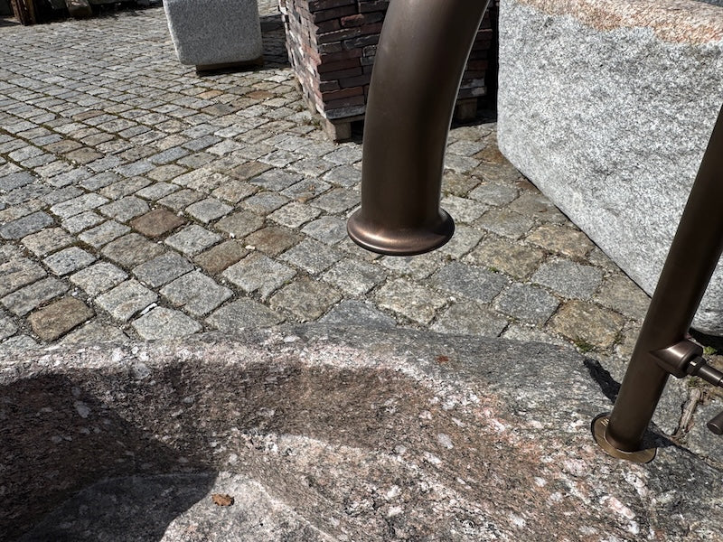 Naturstein Findling mit rundem Wassereinlauf