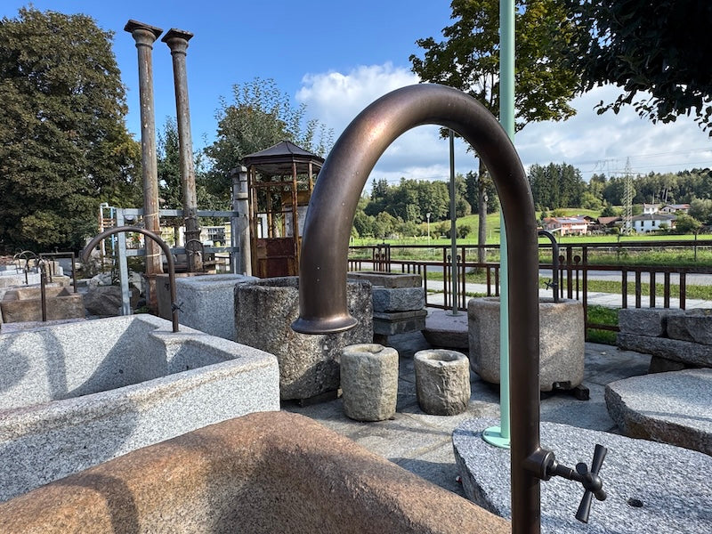 Gartenbrunnen Granit rechteckig Rost Optik mit Auslauf