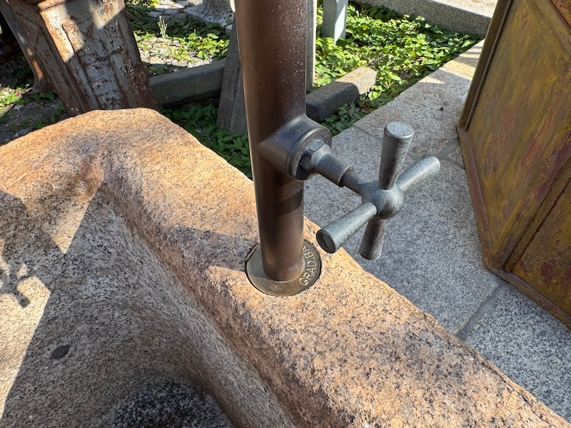 Wasserbrunnen mit Messinghandrad