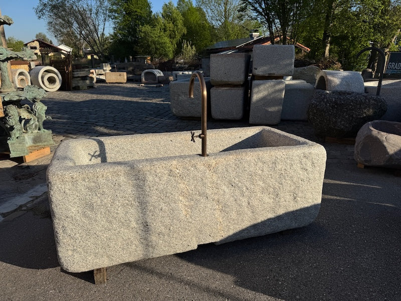 Granitbrunnen Rosenheim mit Wasserhahn