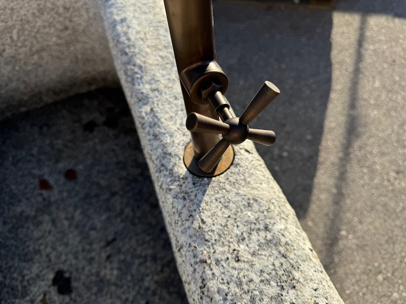 Granitbrunnen Rosenheim mit Wasserhahn
