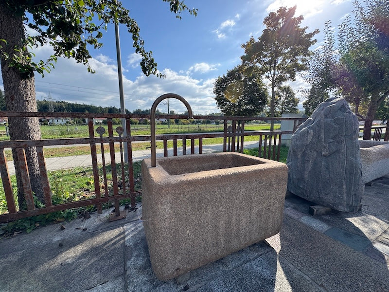 Steinbrunnen Österreich mit Wasserhahn