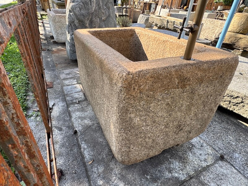 Steinbrunnen Österreich mit Patina