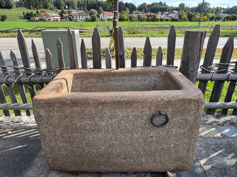 Steinbrunnen Bayern mit Einlauf