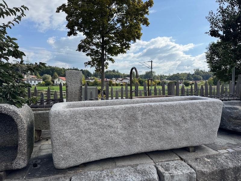 Granitbrunnen mit Wassereinlauf aus Bayern