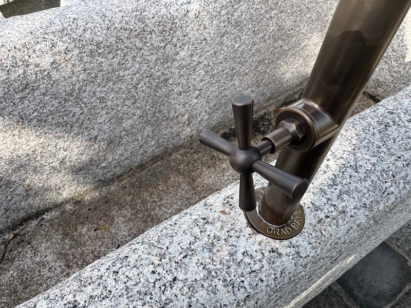 Granitbrunnen mit Wassereinlauf Detail Einlauf