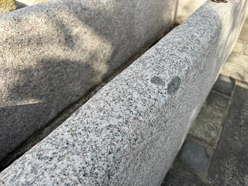 Granitbrunnen mit Wassereinlauf