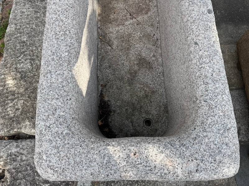 Granitbrunnen mit Wassereinlauf